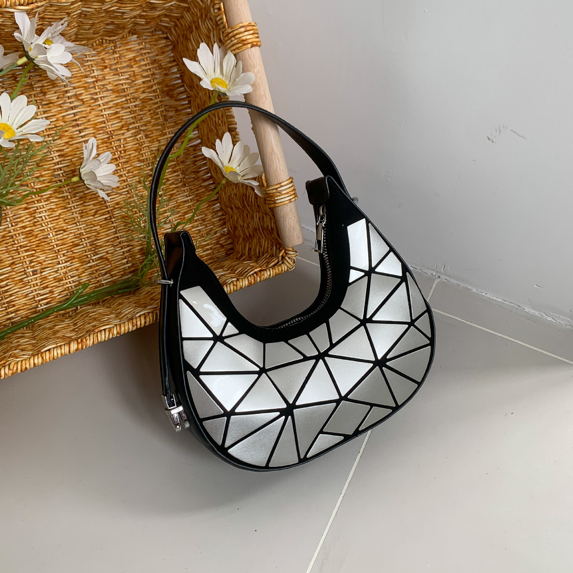 Luz de lujo Rhombus reflexivo bolso femenino ins colorido luminoso femenino axila Bolsa De alto sentido francés bolsa de la Media Luna Internet celebridad