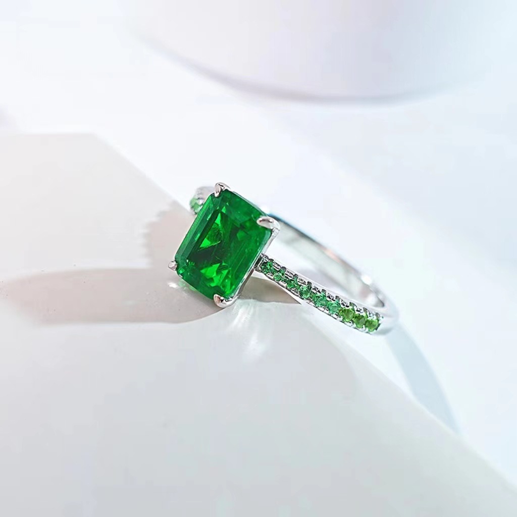 Elegant Rectangular Emerald Ring With Carbon Diamonds Fine Gold_voghion.com