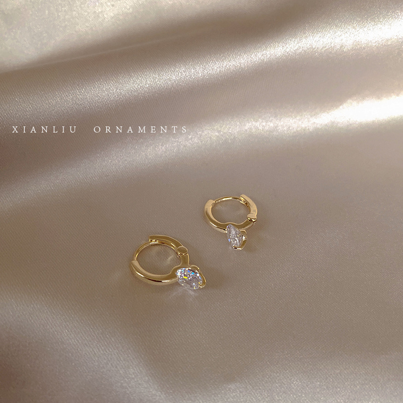 Small niche design, exquisite zircon buckle, women's new trend, simple and cool style, high-end earrings, Yiwu ear_voghion.com