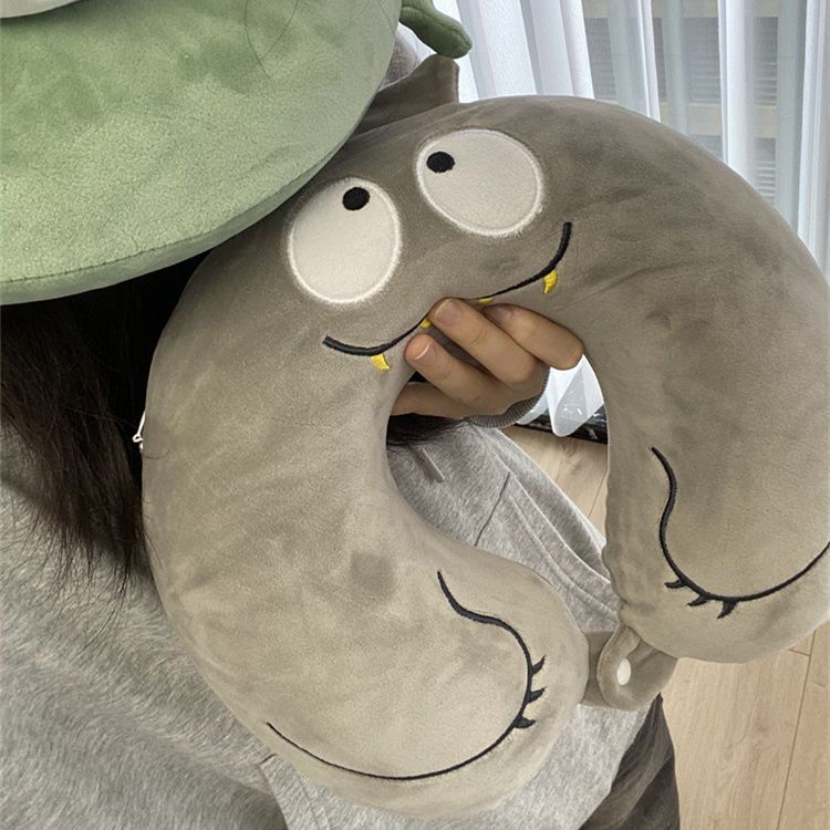 Travesseiro portátil de espuma viscoelástica para viagem, em formato de U, com estampa de monstrinho fofo de pelúcia estilo japonês e desenho animado de trem de alta velocidade._voghion.com