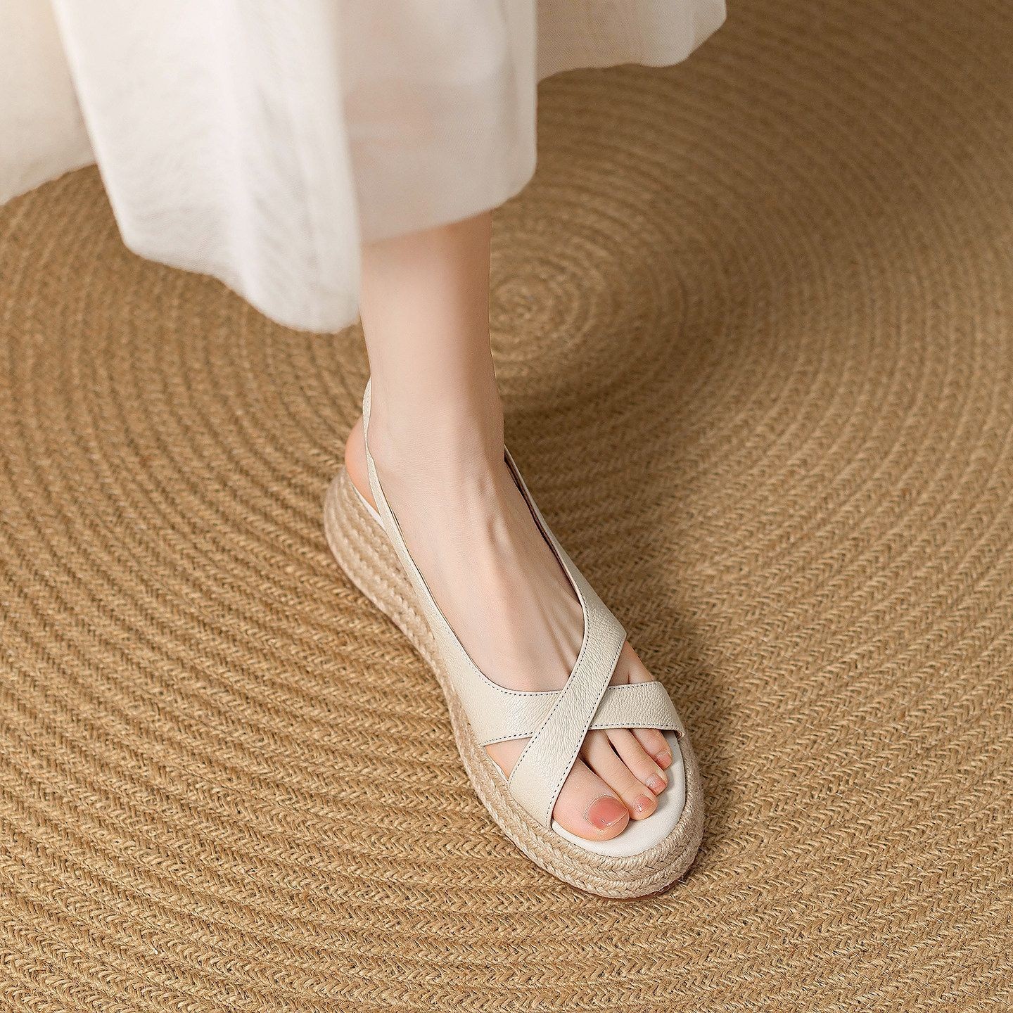 Nicho de estilo francés hermoso tacones para aumentar la altura de las sandalias mujeres 2026 nuevo estilo de verano de todo tipo de falda zapatillas de suela gruesa