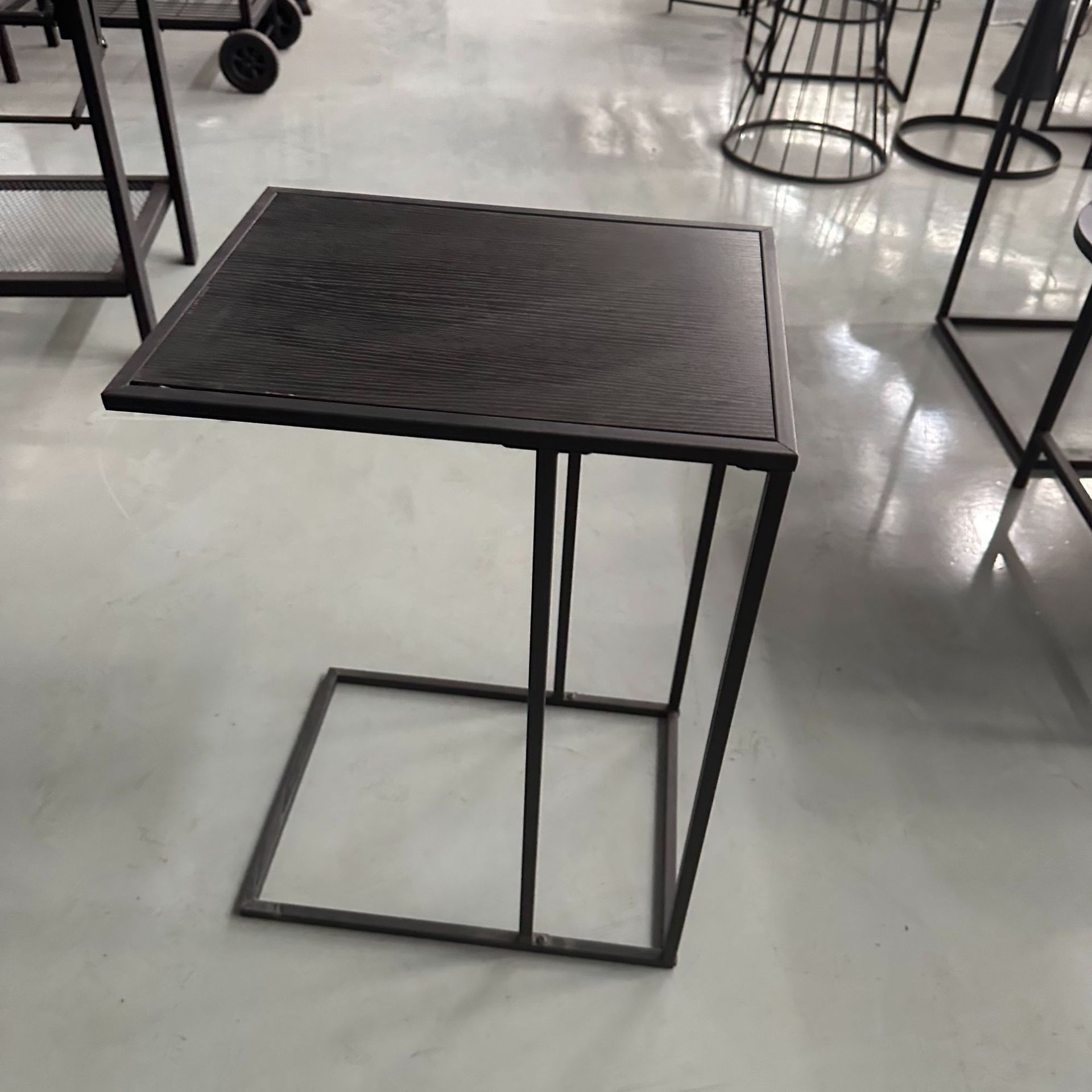 Mesa de té pequeña tipo C estructura de hierro directo de fábrica diseño simple y moderno con tablero de madera