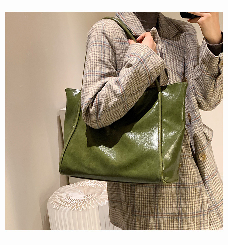 Soft Leather Big Handbag New 2021 Fall Winter Fashion Retro Shoulder Commuter Work Women's Bag Solid Color Tote Bag display picture 9