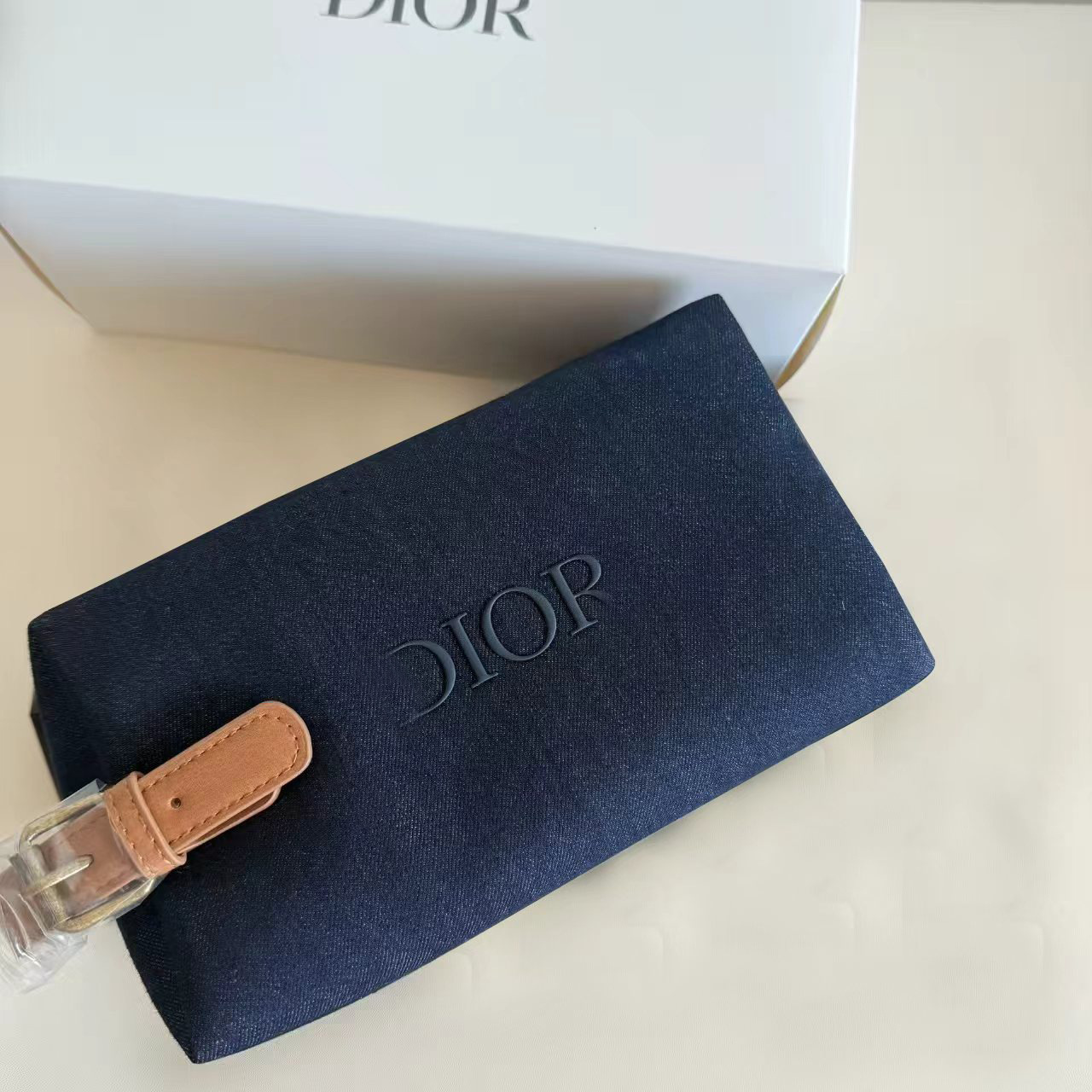 化粧バッグはピンクの白い化粧バッグを取り出します。