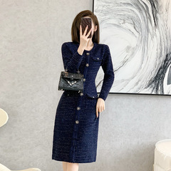 上品で上品な小香風のワンピースの女性の洋風の心機は腰を収めてやせています。