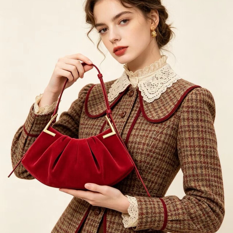 26 New Styles of Pleated V-Shaped Gold Buckle Shoulder Bags for Women, Fashionable and Simple Underarm Bags, Niche Cloud Evening Bags, Handbags 26 New Styles of Pleated V-Shaped Gold Buckle Shoulder Bags for Women, Fashionable and Simple Underarm Bags, Niche Cloud Evening Bags, Handbags