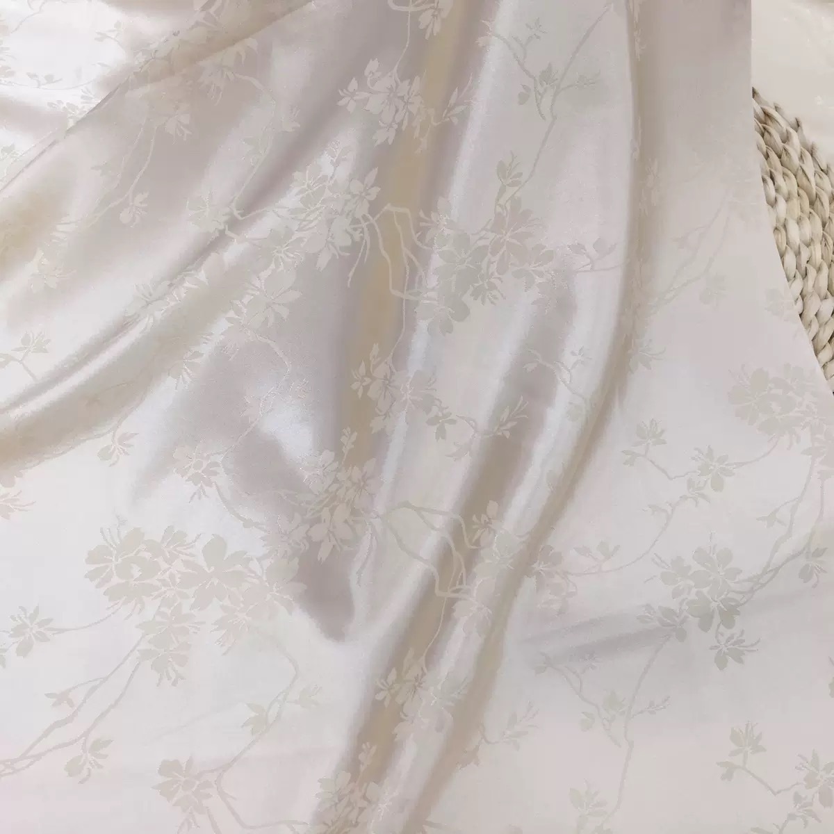 厂家直销仿真丝暗纹树枝提花布料汉服吊带连衣裙旗袍睡衣面料批发