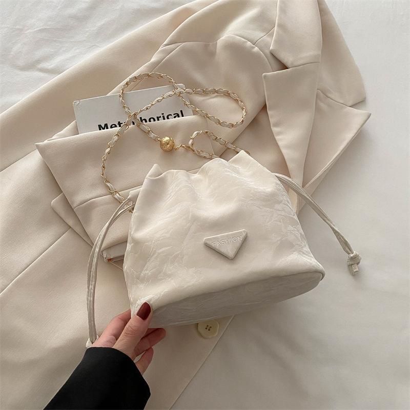 2024 bolsos populares retro bolsos de mujer nueva cadena casual bolsos de mochila de moda cuero suave bolsos de cubo de mujer gran capacidad