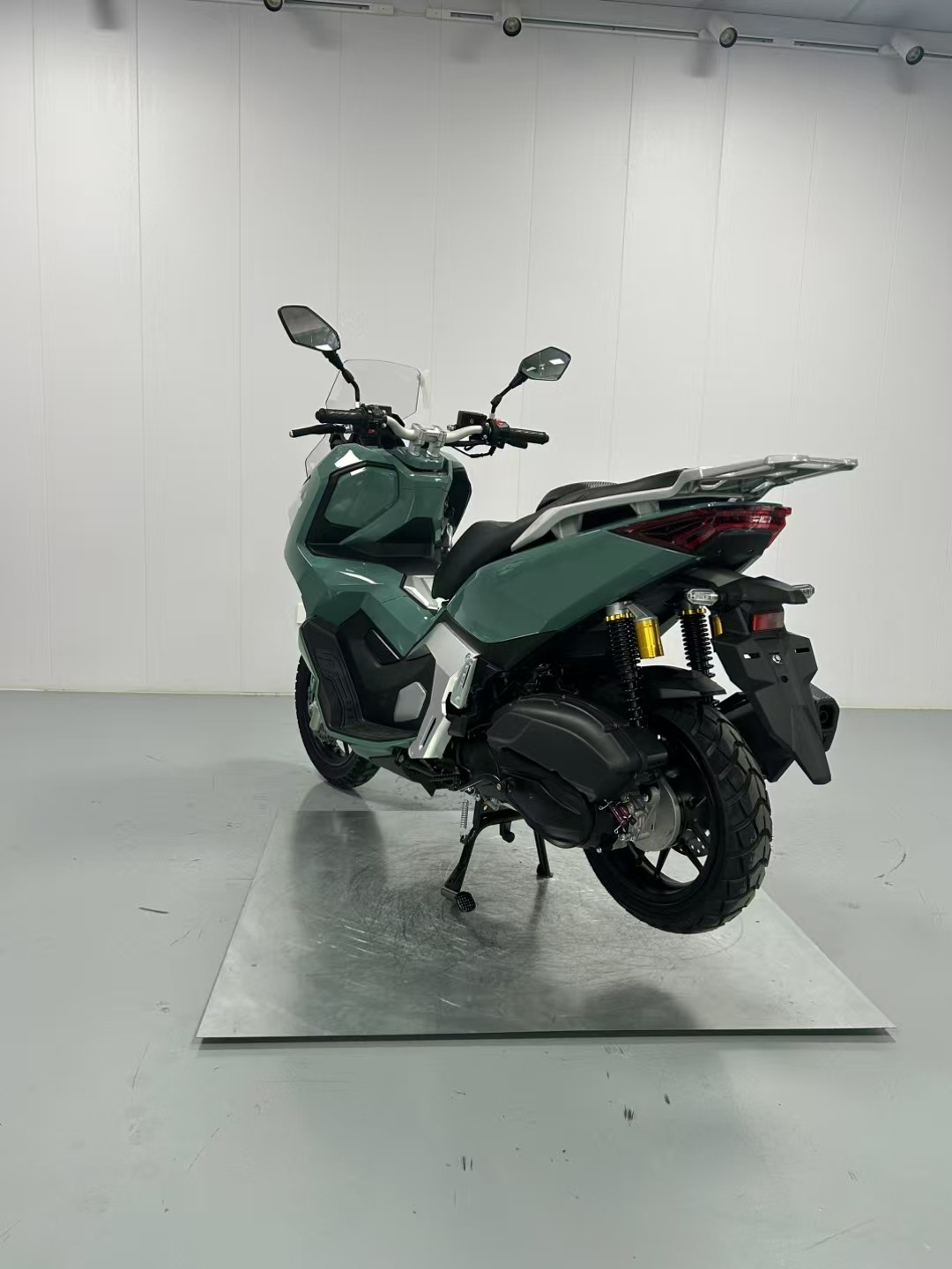 The Source Factory Specializes in Supplying Fuel-Efficient Scooters and Motorcycles to Amazon, Offering Two-Wheeled Motorcycles with Strong Power