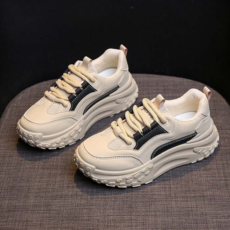 Zapatos de padre suaves universales para mujeres otoño 2025 nuevos zapatos blancos de moda zapatos casuales de suela gruesa para mujeres