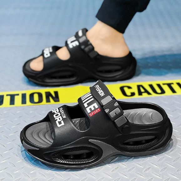 Light Luxury Designer Men's Slippers for Summer, Non-Slip, Comfortable Beach Sandals for Sports and Driving Light Luxury Designer Men's Slippers for Summer, Non-Slip, Comfortable Beach Sandals for Sports and Driving