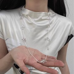 古着感のある星のネックレスは高級感があります。