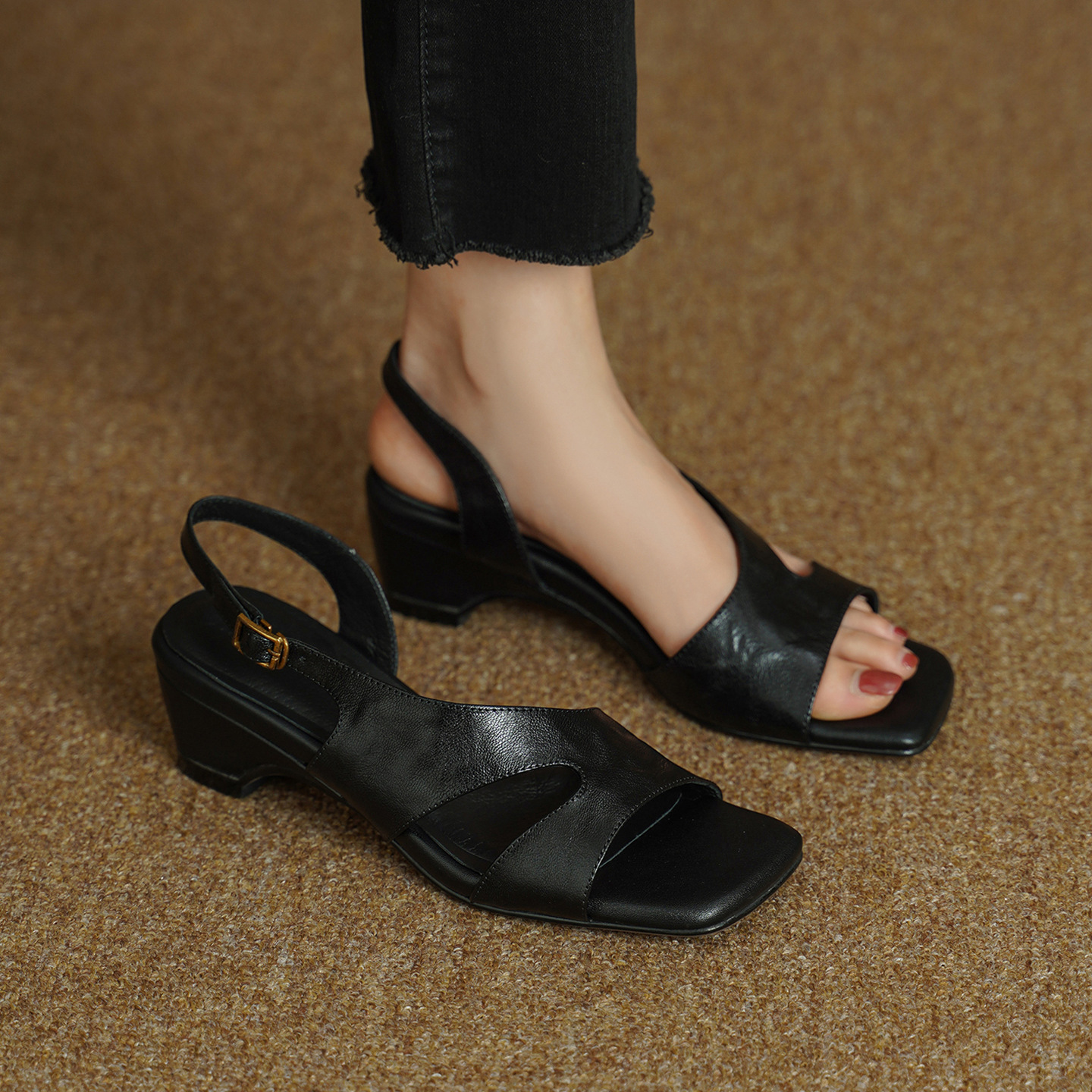 Sandal nữ hở mũi da dê gót thấp 4,5 cm phong cách Hàn Quốc khóa cài đơn giản — đen