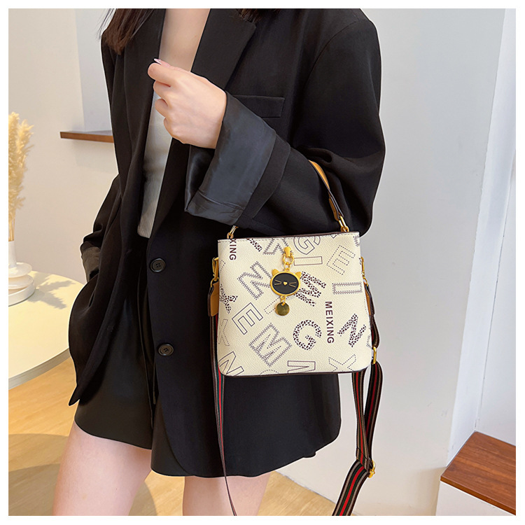 Frauen 2023 Neue Trendy Sommer High-End-Wasser Eimer Mode Alter Reduziert Umhängetasche Modische Handheld_voghion.com