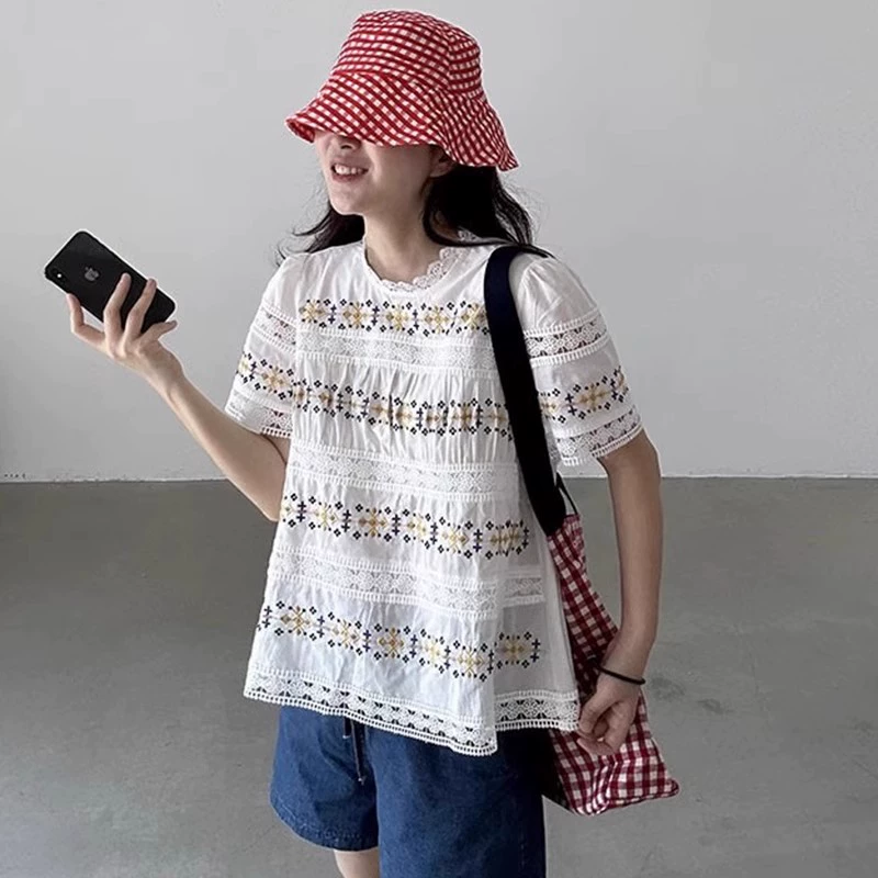 Женская рубашка с короткими рукавами и вышивкой в ​​корейском стиле, новый летний свободный топ во французском этническом стиле для маленьких людей