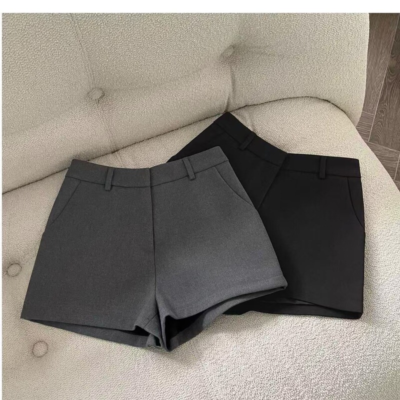 Gray suit-style casual shorts for women, new spring/autumn collection, simple design, suitable for wearing as outerwear, flattering for petite figures, versatile and stylish, casual hot pants, 2026