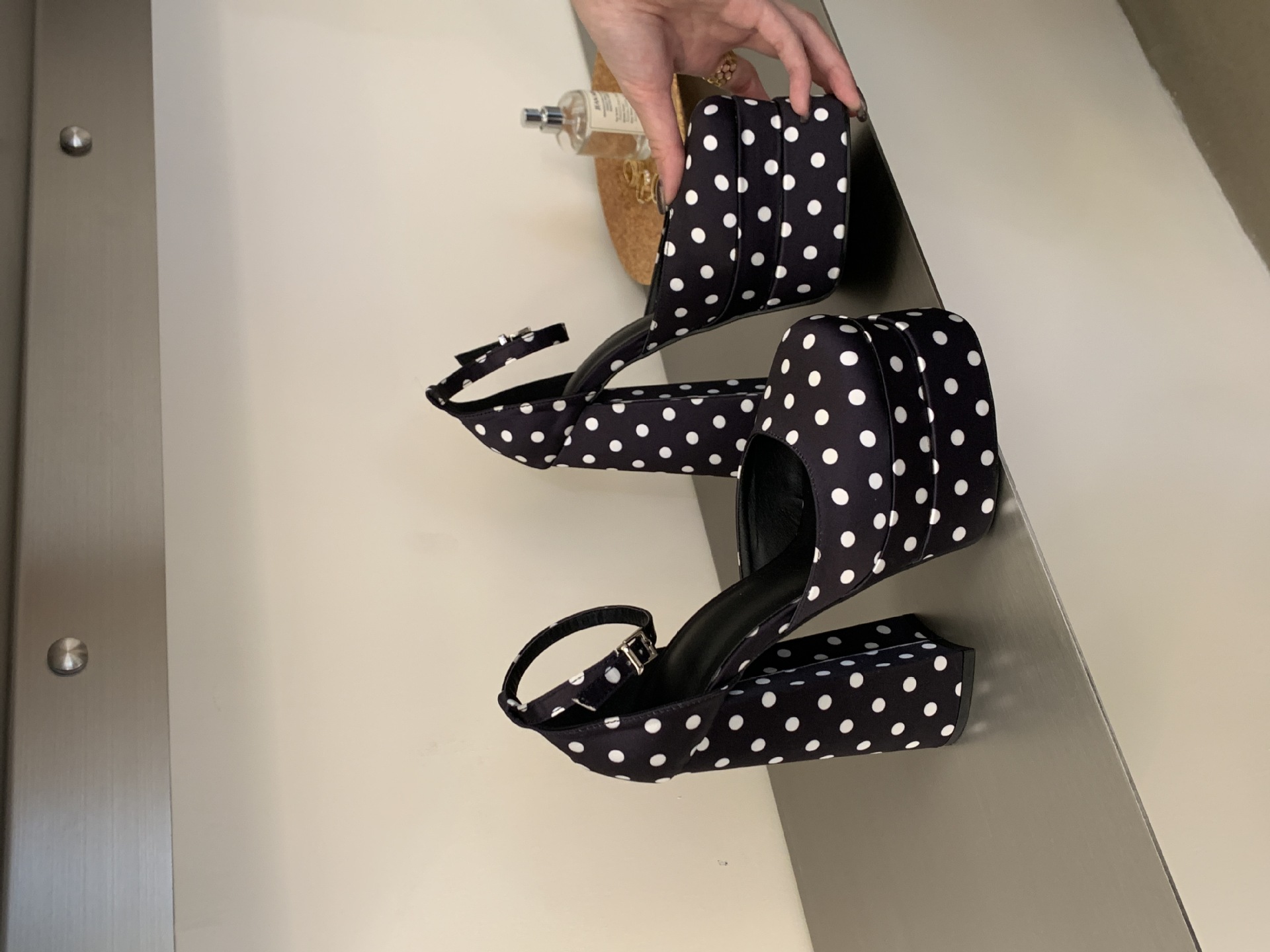 Sandal cao gót nữ mũi vuông hở mũi, gót to bản, đế platform, chất liệu satin chấm bi — màu đen chi tiết 18