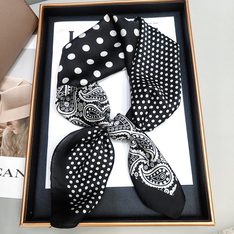 블랙 폴카 도트 캐슈넛