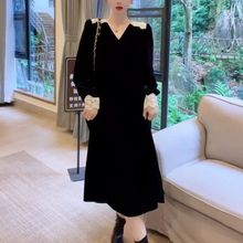 抖音熱賣新品2023赫本風法式黑色絲絨V領顯瘦拼接蕾絲氣質連衣裙