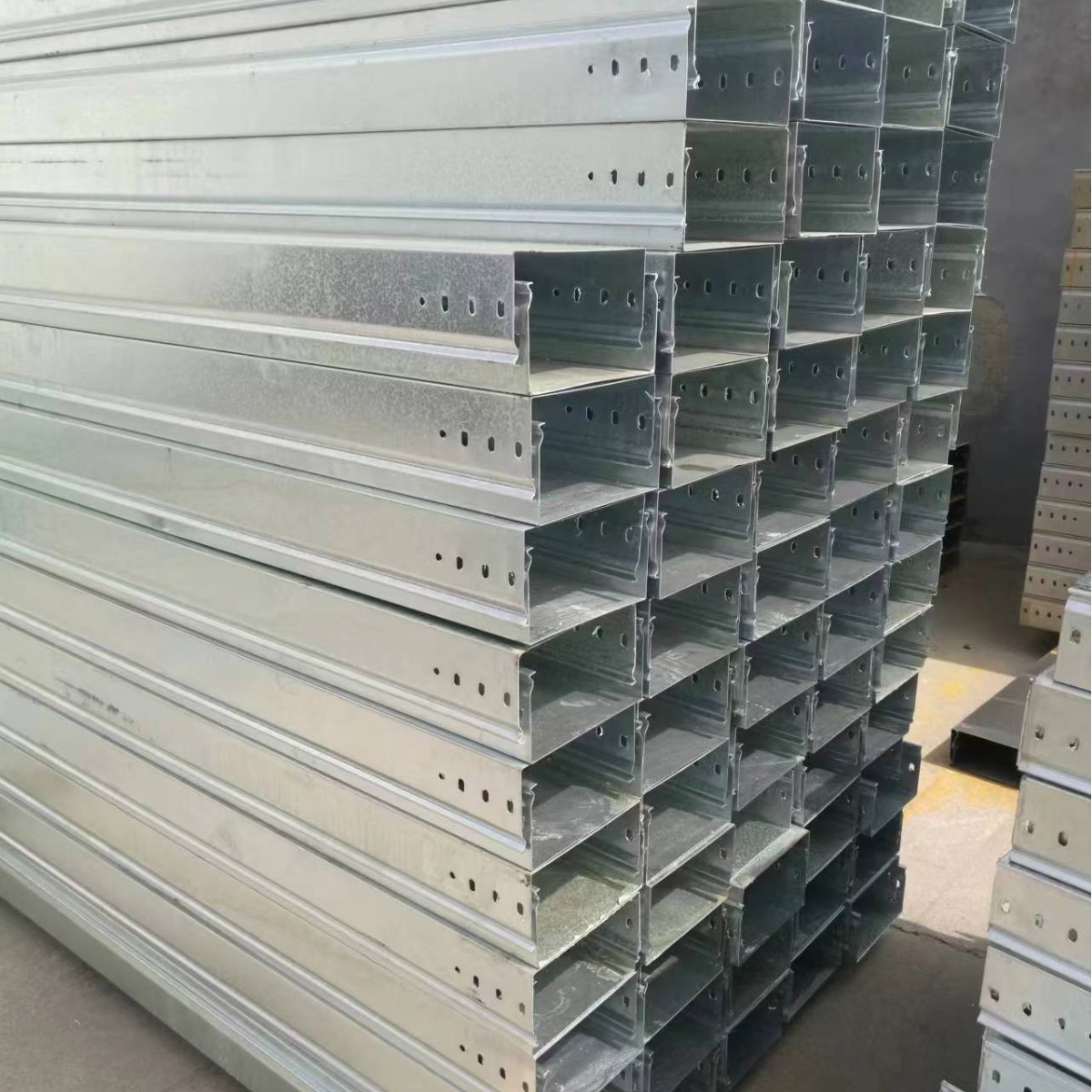 石家庄热镀锌桥架热浸锌室外防水防雨耐腐蚀梯式桥架不锈钢线槽