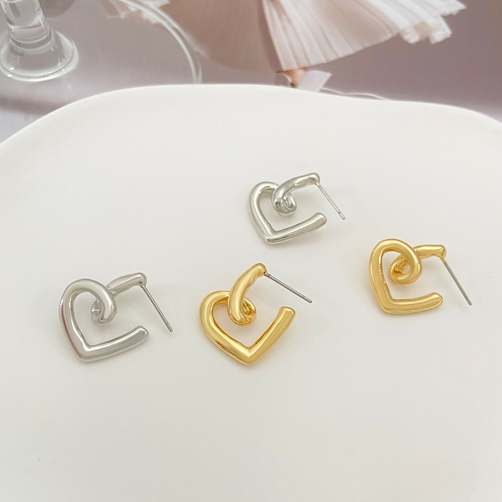 Fashion Simple Twisted Heart-shaped Geometric Alloy Earring Ear Studs display picture 3