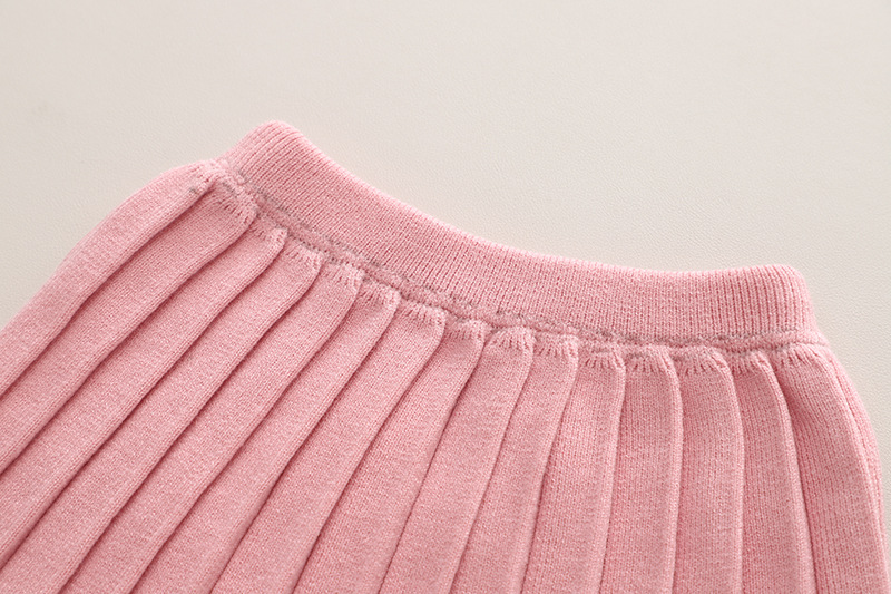 Flickset med stickad kofta och plisserad kjol_voghion.com