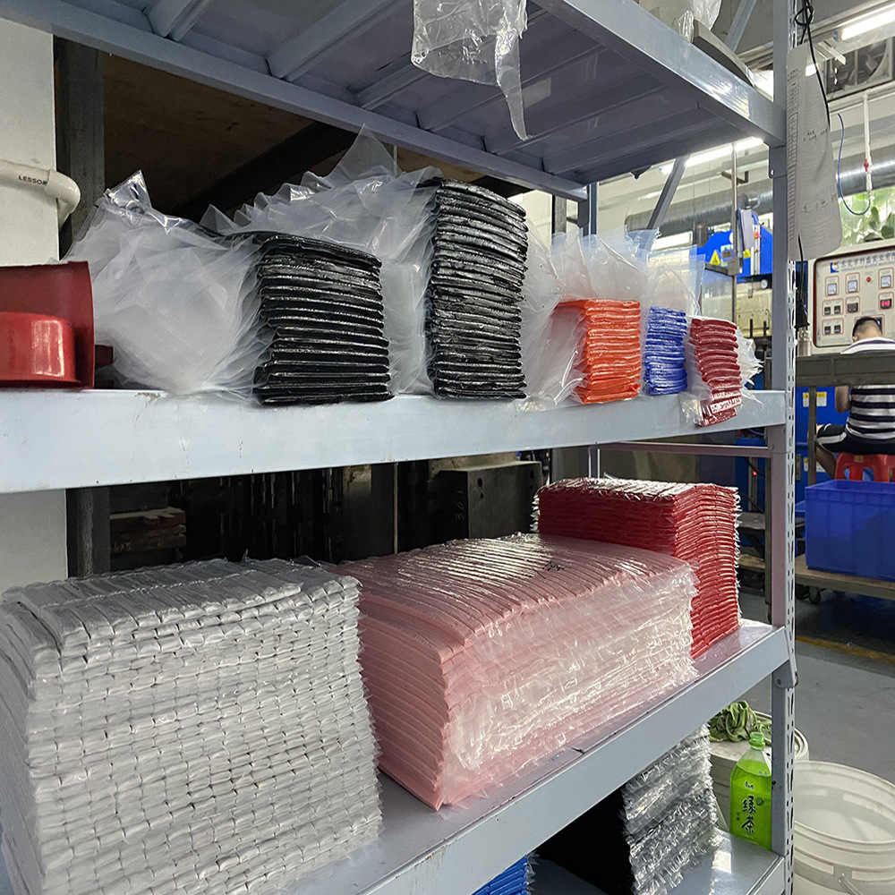 Platos de silicona personalizados para niños cucharas de tenedor cuchilla bacon ocho piezas set cubiertos set suministros para madres y bebés