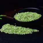 厂家供应天然橄榄石碎石100g碎石鱼缸石供佛消磁水晶工艺碎石批发