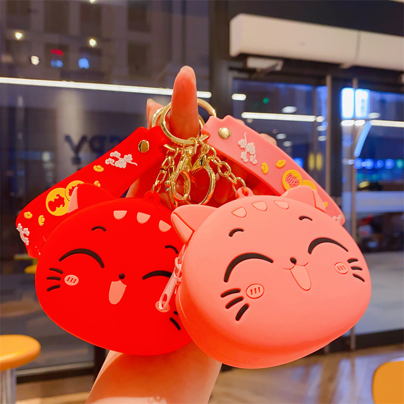 創意的なアニメのかわいい招財猫の小銭入れのキーホルダーは精巧なカバンに飾られています。|undefined