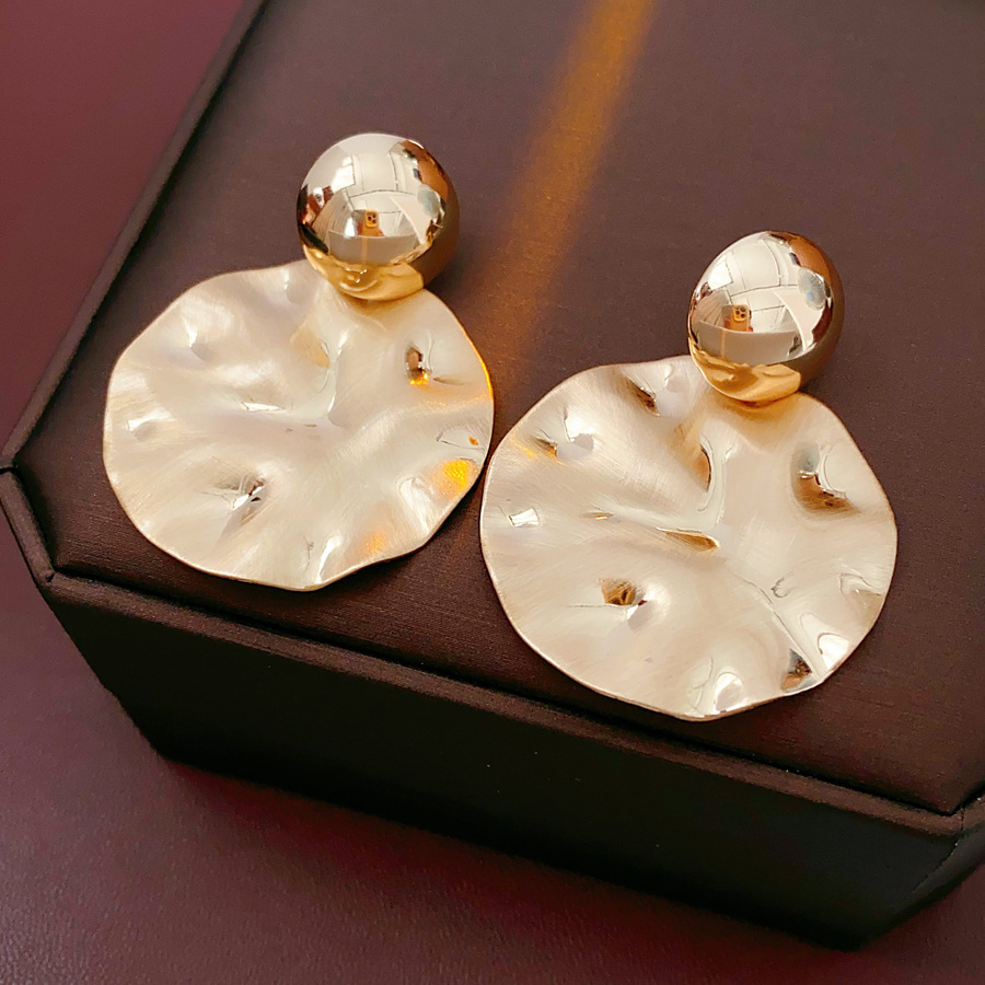 Aguja de plata MEDIADOS DE-antigua flor redonda borla pendientes de metal retro europeo y americano elegante luz pendientes de lujo al por mayor para las mujeres