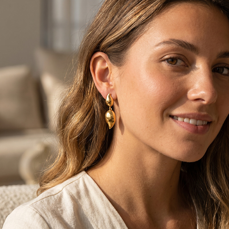 Tina francesa exagerada de acero inoxidable doble gota de agua pernos de aretes de nicho femenino simple diseño de hojas de aretes de acero de titanio al por mayor