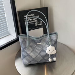 Summer Leisure Large Capacity Women's 2024 New Fashion Trend Single Shoulder Bag Versatile Texture Commute Tote Bag