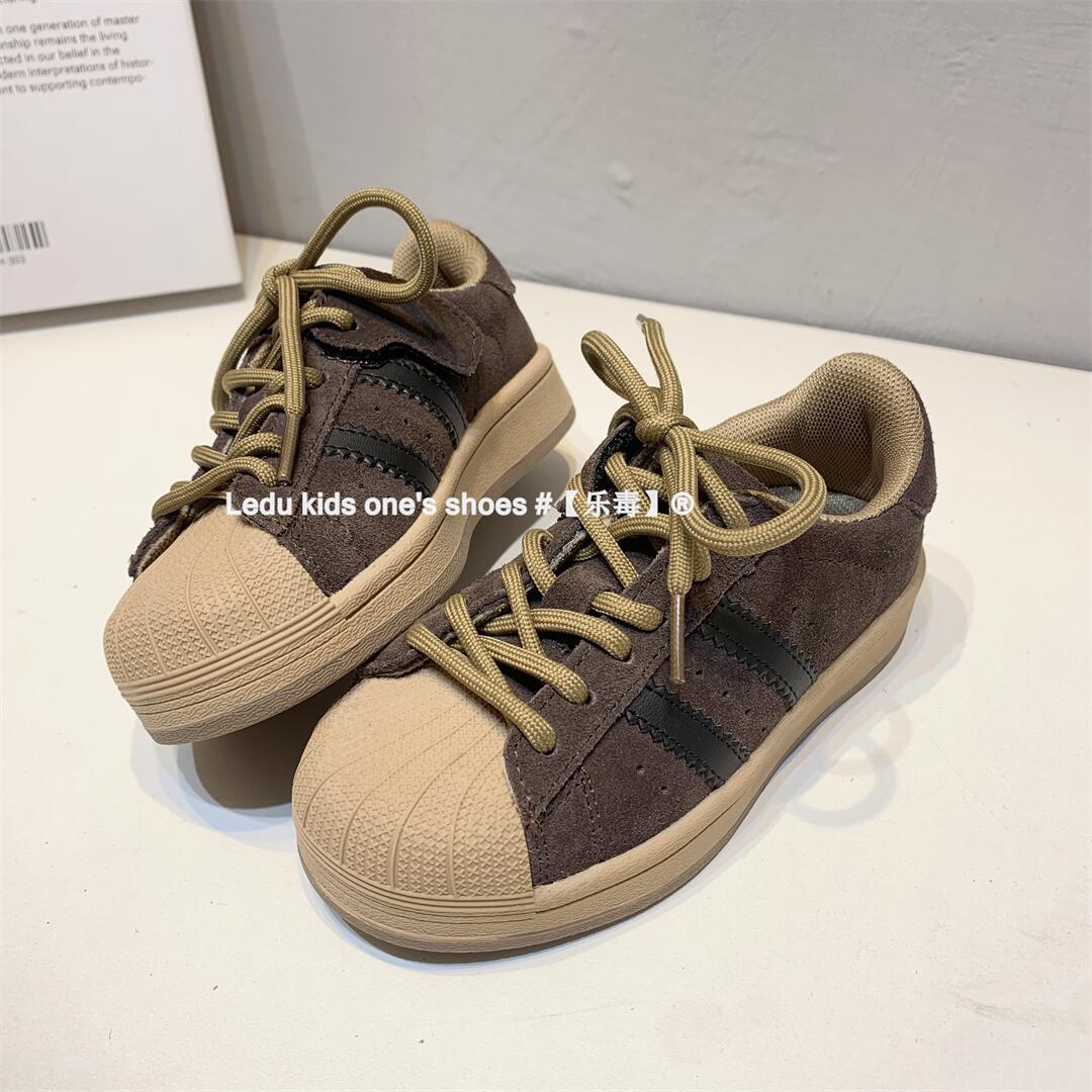 Zapatos de tacón de piel de vaca para niños 2023 Primavera y otoño Nueva zapatilla de deporte para niños de estilo coreano zapatos de bebé para niñas medianas y grandes para niños
