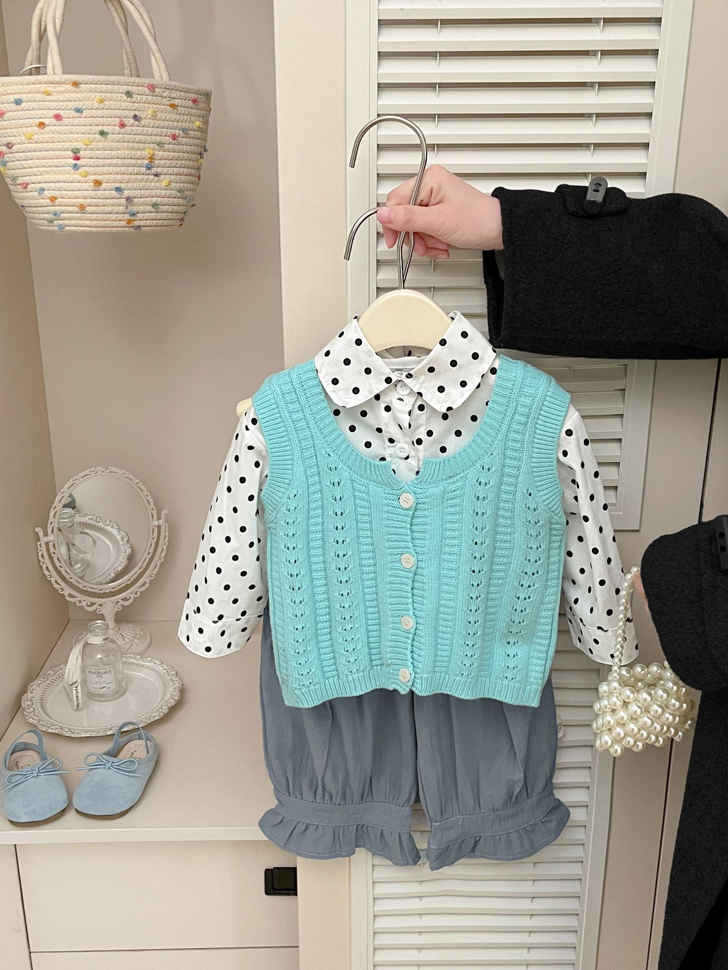 A principios de la primavera, las niñas coreanas usan chaleco de punto 2026 nuevo estilo de estilo extranjero, las niñas de moda llevan un clip de marea.