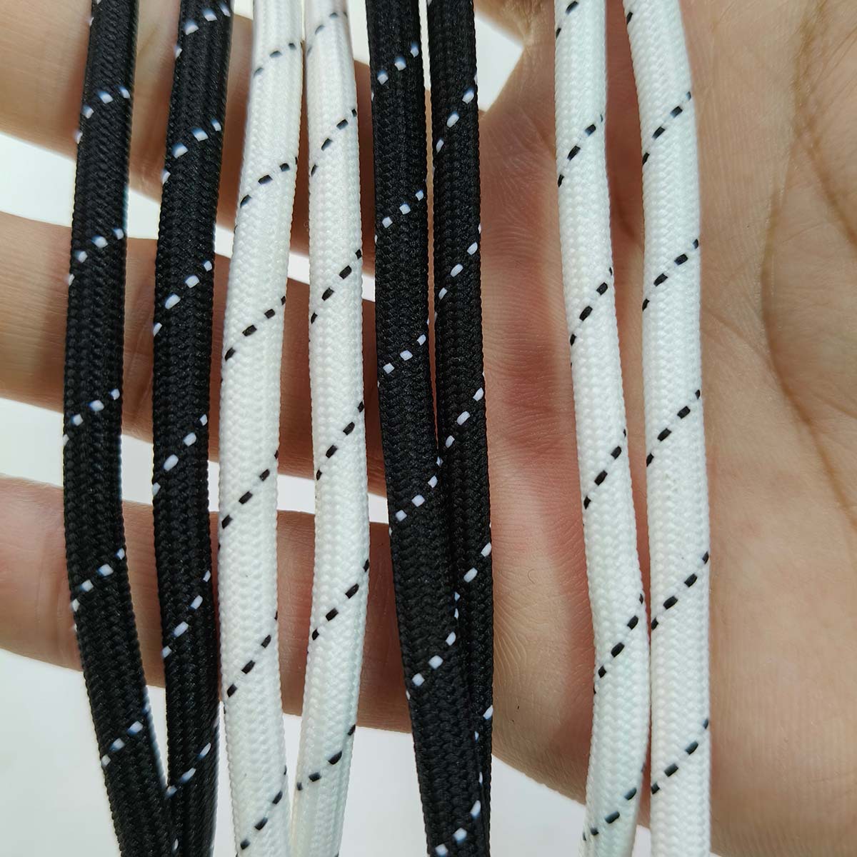 Inventario de 4mm poliéster de color brillante punto de salto reflectante cuerdas de sombrero de núcleo hechas a mano DIY cuerdas redondas trenzadas cordones de zapatos reflectantes