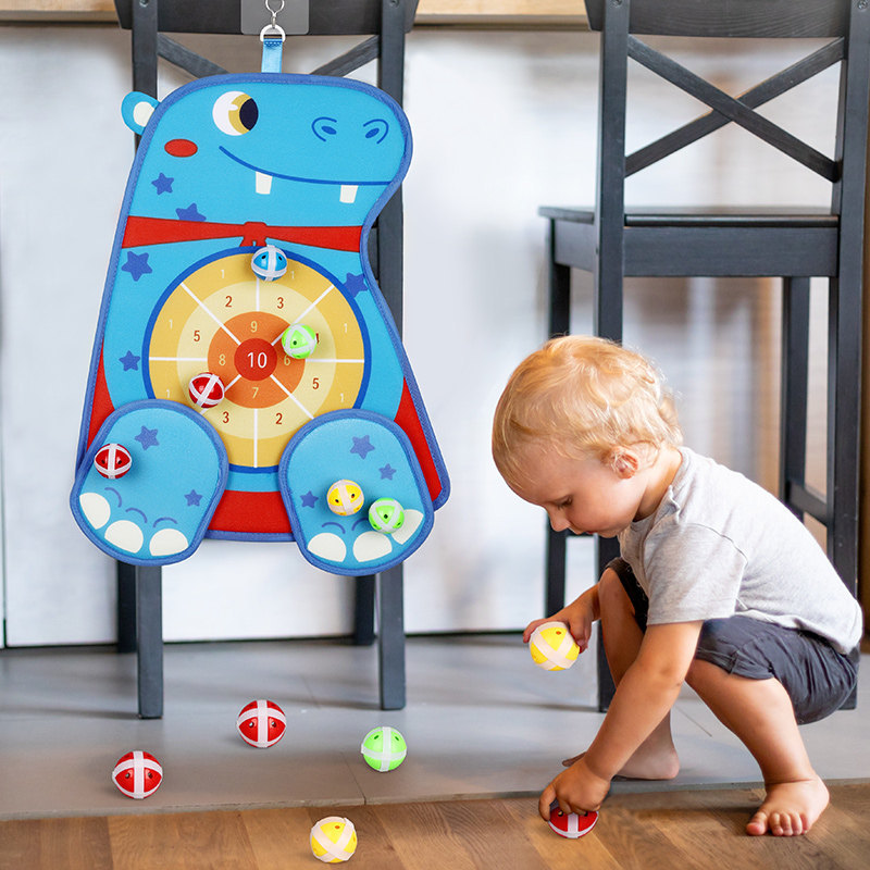 Los dardos de dibujos animados para niños lanzando dardos de bola pegajosa se dirigen a los juguetes educativos para niños entre padres e hijos deportes seguridad bola lechón