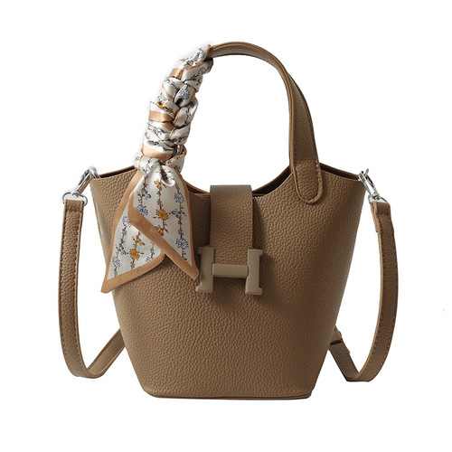 小众包包女高级感手提水桶包包女新款潮时尚流行荔枝纹斜挎包