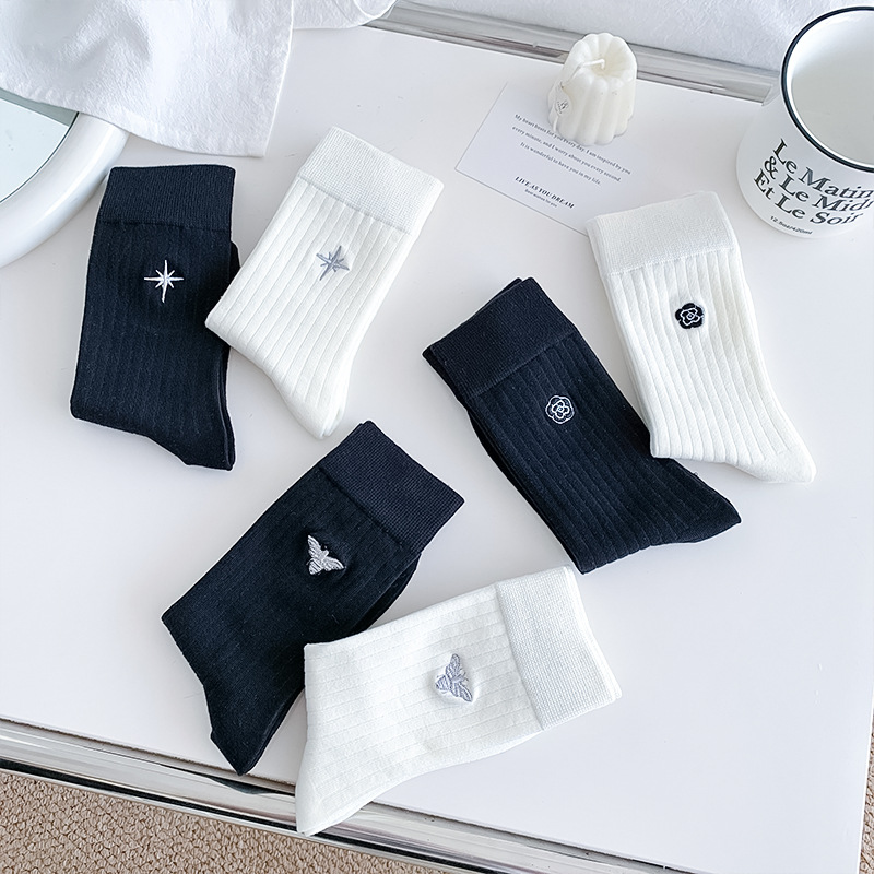 Calcetines de verano para mujeres de color sólido simple patrón de bordado mediano calcetines de algodón transpirable calcetines de mujer Zhuhai al por mayor