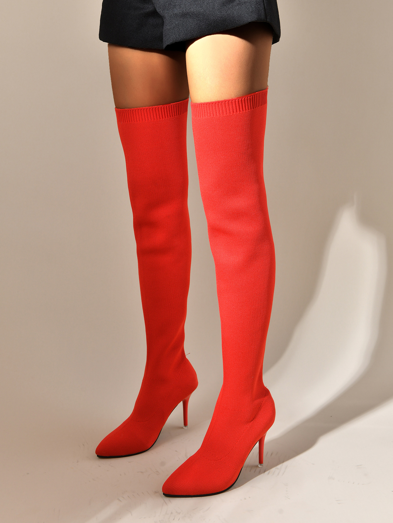Plus-koon naisten korkokengät, sukkakengät, kapea korko, teräväkärkiset polven yli ulottuvat lentävät saappaat_voghion.com