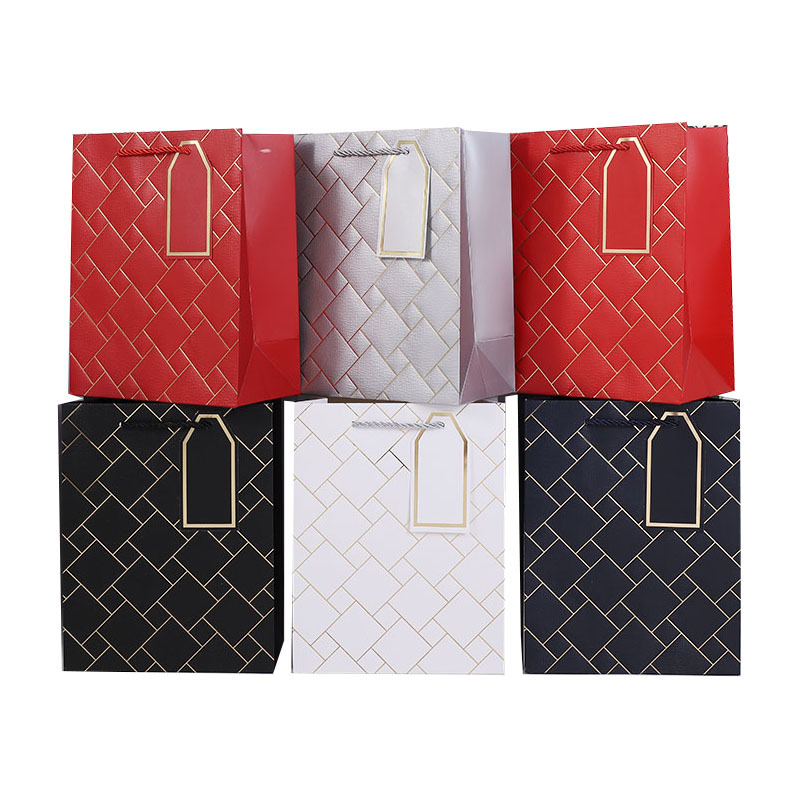 Bolsa de regalo de estilo de textura de cuero de alta gama Bolsa de cartón blanco a cuadros dorado creativo Nuevo en stock bolso al por mayor