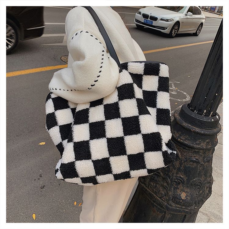 Plush Tote Large Capacity New Autumn And Winter Fashion Plush Checkerboard Shoulder Handbag display picture 4