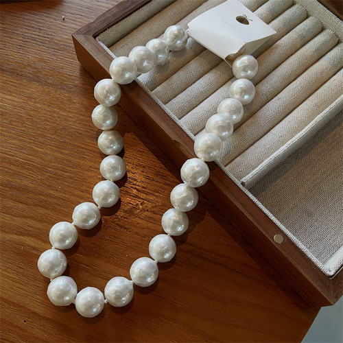 Chic French Vintage White Bead Necklace for Women, Korean Style, Fashionable and Elegant Clavicle Chain, Instagram Style, Light Luxury Accessory