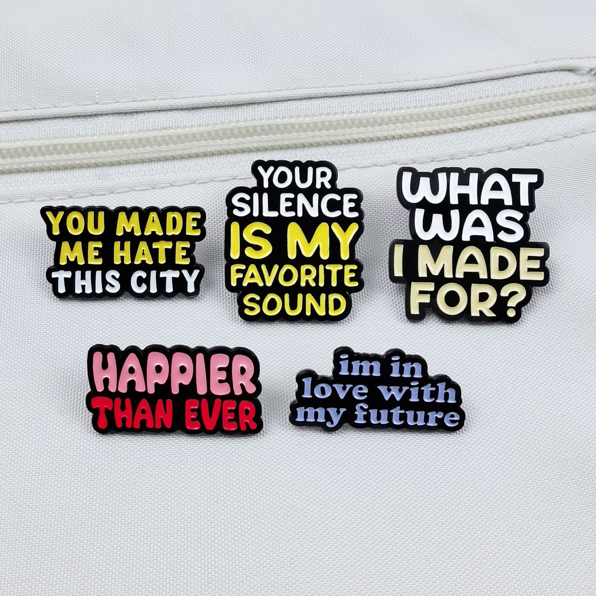Insignia de metal personalizada Moda Serie de letras en inglés Broche geométrico Chaqueta Decoración fija Accesorios de cuello