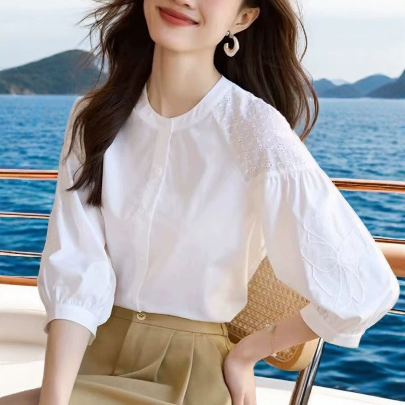 Белая рубашка с французским рукавом три четверти, летняя новинка 2025 года, свободная и шикарная элегантная рубашка с вырезом и вышивкой для женщин