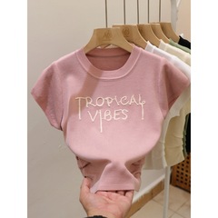 ピンクのアルファベットの肩のtシャツの女性の半袖の夏の甘いギャルのデザイン感の小さい大衆の短いしわの小さい飛袖の上着