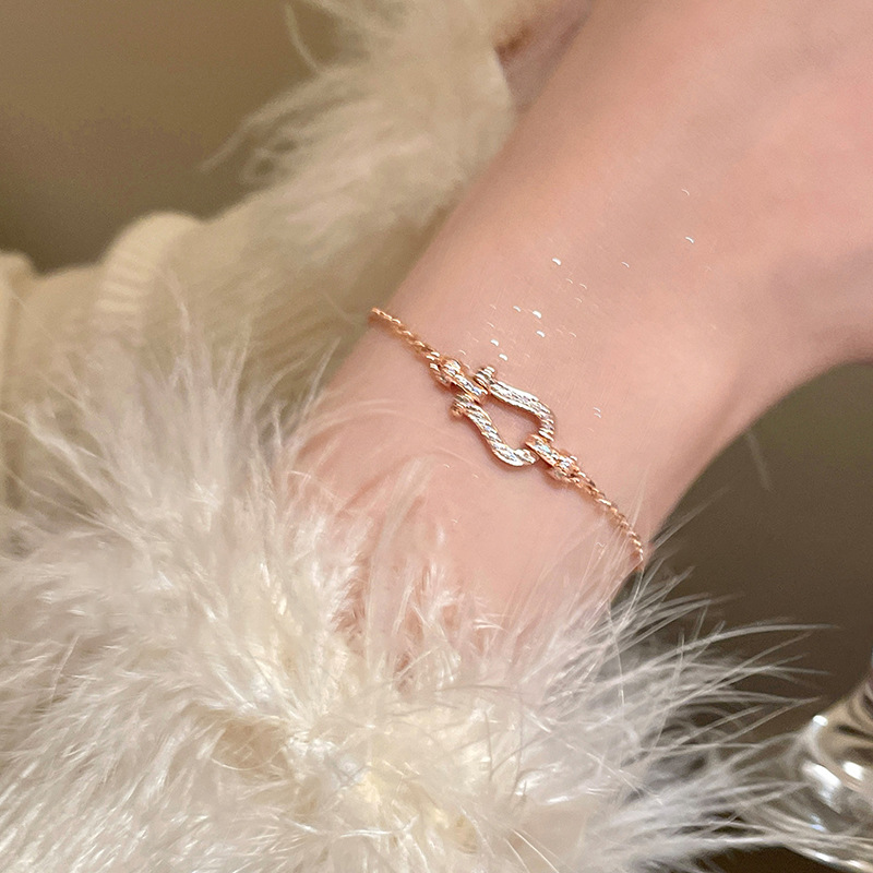 Pulsera de hebilla de herradura de circón de alta gama francesa, pulsera de nicho de moda femenina, temperamento de lujo ligero, accesorios de mano de todo fósforo