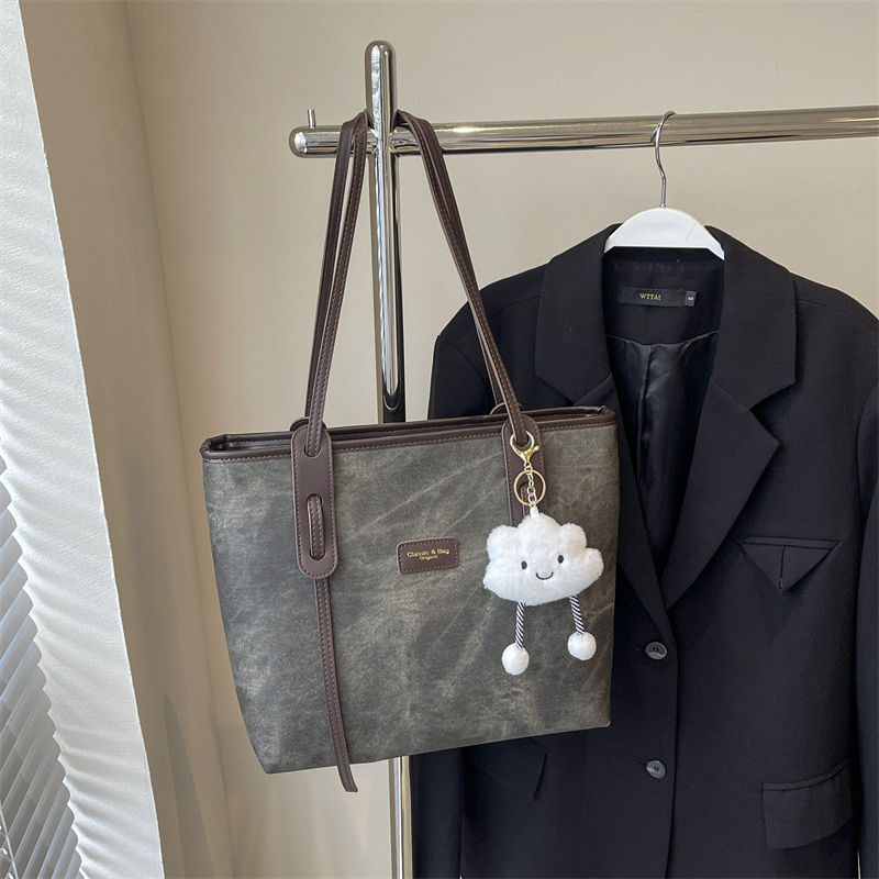 다리가 긴 클라우드 펜던트가 달린 다크 브라운