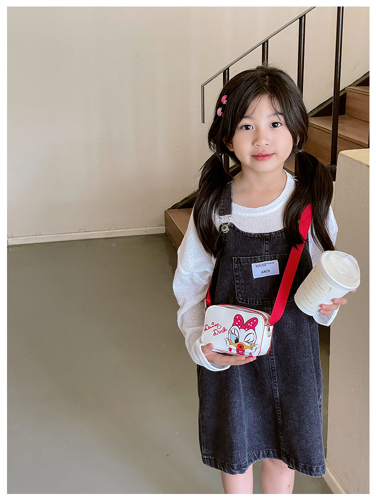The 2025 new children's mobile phone bag is a trendy, fashionable, fresh, sweet, cartoonish, creative and simple single-shoulder crossbody bag for women undefined
