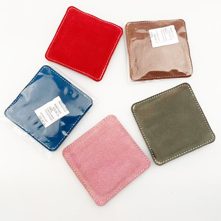 Limpie el cuero suave del club y use el cuero áspero para limpiar el club.