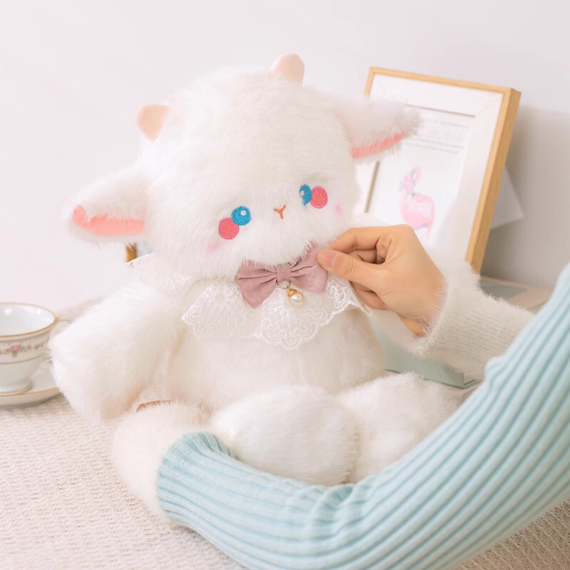 走ることができる熊の人形三花猫のぬいぐるみのぬいぐるみが枕を抱いて人形の誕生日プレゼントをなだめます。|undefined
